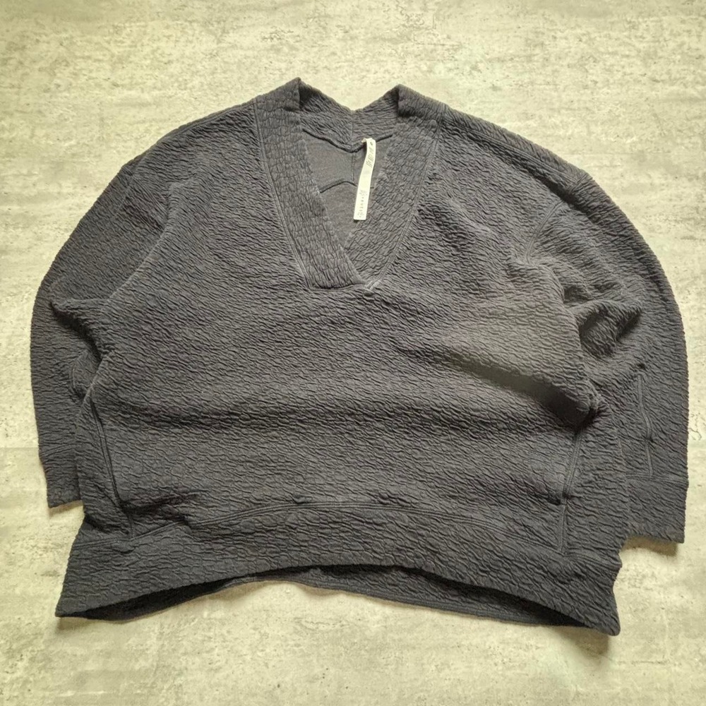 Lululemon Rippled V Neck Pullover Women Size 10 Black Excellent Textured Top